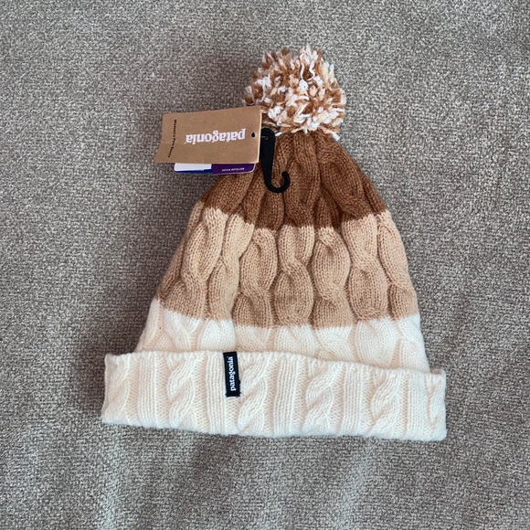 Patagonia Accessories - ✨HP✨ NWT Patagonia Pom beanie creme